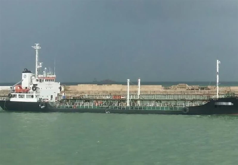 سپاه شناور حامل سوخت قاچاق را در دریای عمان توقیف کرد سپاه شناور حامل سوخت قاچاق را در دریای عمان توقیف کرد