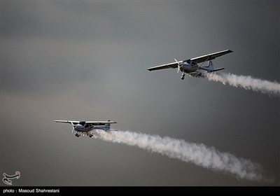 مانور هواپیماهای فوق سبک بر فراز برج میلاد