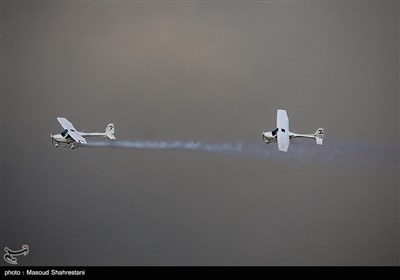 مانور هواپیماهای فوق سبک بر فراز برج میلاد