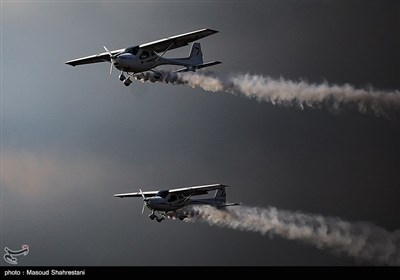 مانور هواپیماهای فوق سبک بر فراز برج میلاد