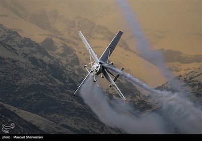 مانور هواپیماهای فوق سبک بر فراز برج میلاد