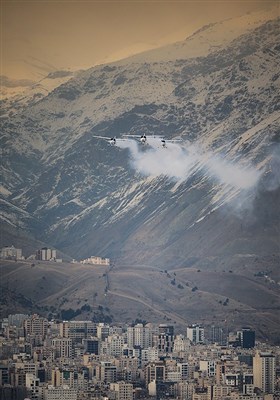 مانور هواپیماهای فوق سبک بر فراز برج میلاد