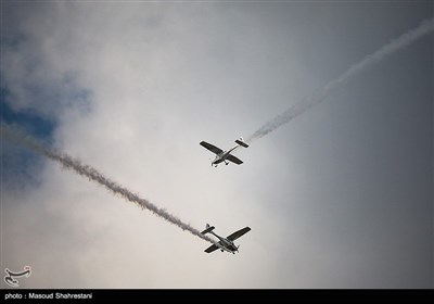 مانور هواپیماهای فوق سبک بر فراز برج میلاد