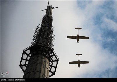 مانور هواپیماهای فوق سبک بر فراز برج میلاد