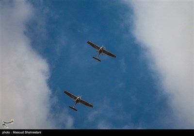 مانور هواپیماهای فوق سبک بر فراز برج میلاد