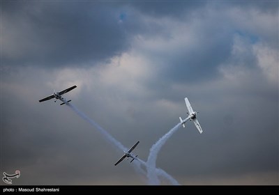 مانور هواپیماهای فوق سبک بر فراز برج میلاد