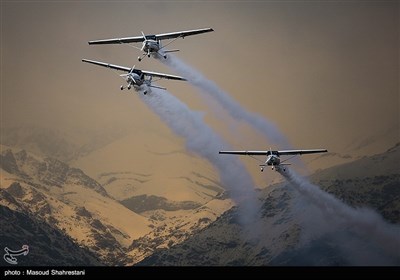 مانور هواپیماهای فوق سبک بر فراز برج میلاد