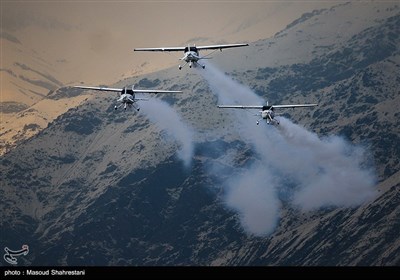 مانور هواپیماهای فوق سبک بر فراز برج میلاد