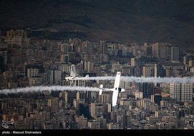 مانور هواپیماهای فوق سبک بر فراز برج میلاد