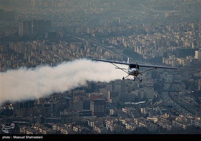 مانور هواپیماهای فوق سبک بر فراز برج میلاد