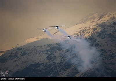 مانور هواپیماهای فوق سبک بر فراز برج میلاد