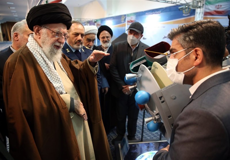 بازدید رهبر انقلاب از نمایشگاه دستاوردهای صنعت دفاعی کشور بازدید رهبر انقلاب از نمایشگاه دستاوردهای صنعت دفاعی کشور