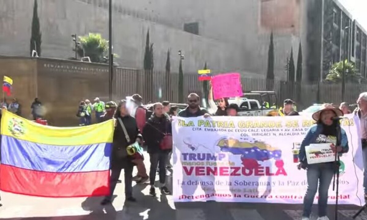 معترضان مکزیکی سفارت آمریکا را با سنگ مورد حمله قرار دادند معترضان مکزیکی سفارت آمریکا را با سنگ مورد حمله قرار دادند