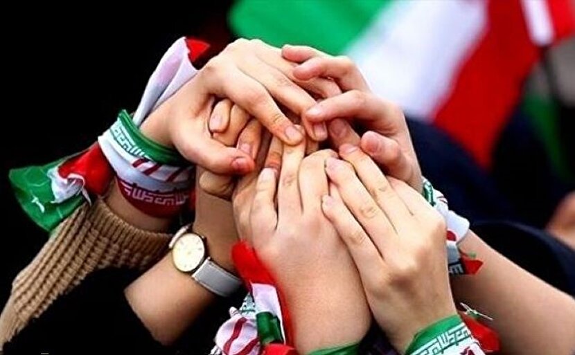 ایرانیان تاریخ می‌خوانند