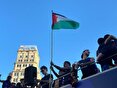 پرچم همچنان بالاست