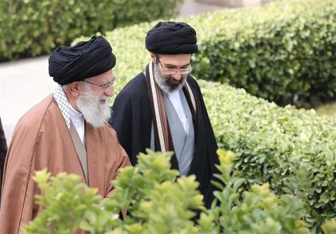انتشار تصویر ویژه از رهبر انقلاب در کنار امام شهید به مناسبت عید غدیر
