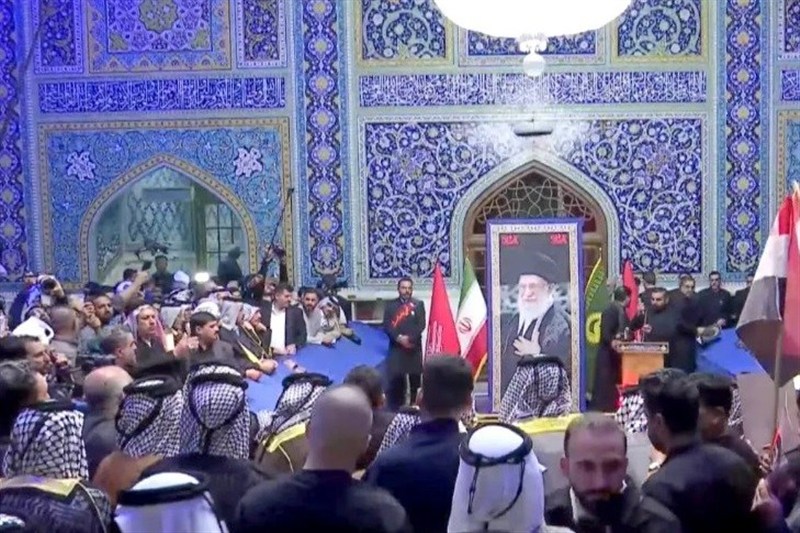 «لبیک یا خامنهای» در دارالذکر؛ عهد دوباره عراقیها در حرم امام رضا(ع) «لبیک یا خامنهای» در دارالذکر؛ عهد دوباره عراقیها در حرم امام رضا(ع)