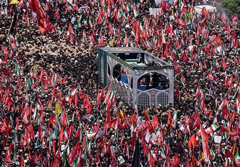 پیکر مطهر «آقای شهید ایران» در آغوش جمعیت گسترده عزاداران