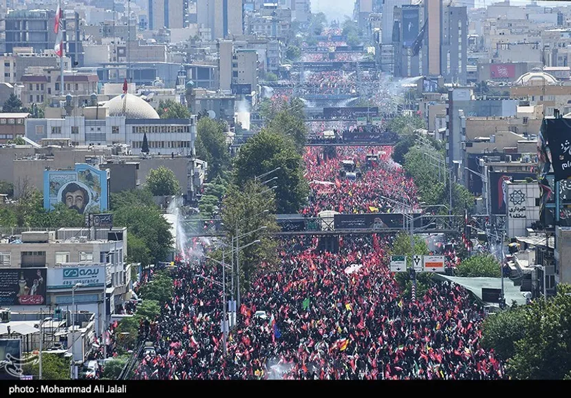 خودروی حامل پیکر مطهر رهبر شهید انقلاب در میدان آزادی متوقف شده است