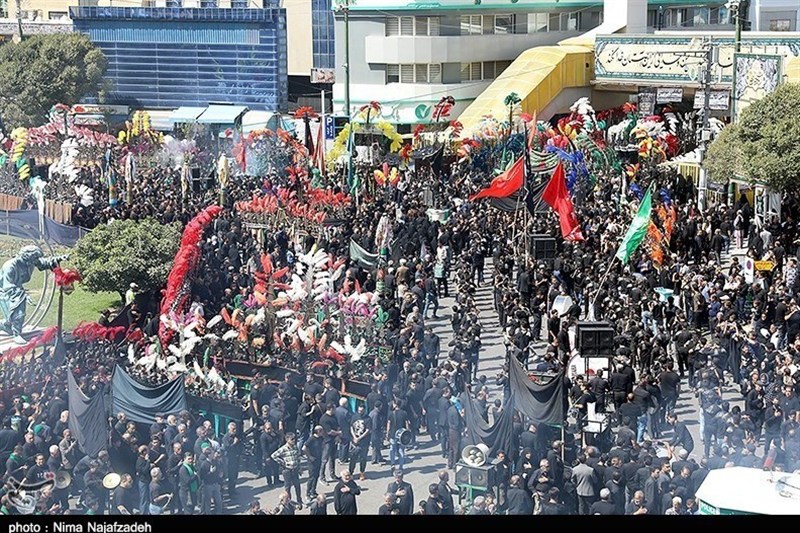 حرکت دسته عزاداری شهادت امام رضا (ع) به سمت بیت رهبر شهید حرکت دسته عزاداری شهادت امام رضا (ع) به سمت بیت رهبر شهید
