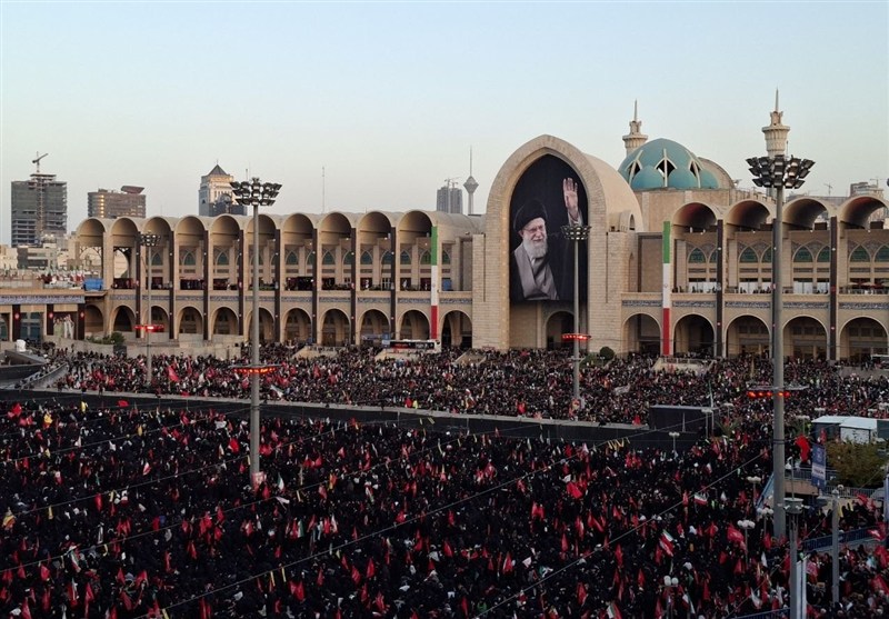 ملت داغدیده نماز را بر پیکر امام شهید اقامه کرد ملت داغدیده نماز را بر پیکر امام شهید اقامه کرد