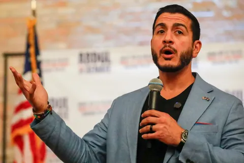 جنگ علیه ایران موضوع اصلی مناظره نامزدهای مجلس سنای آمریکا/ السید، نامزد دموکرات‌ها: قیمت بالای بنزین و تورم مستقیماً ناشی از جنگ علیه ایران است؛ جنگی را آغاز کردید که هرگز نباید واردش می‌شدید