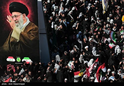 3 میلیون نفر در مراسم تشییع امام شهید امت در نجف اشرف شرکت کردند