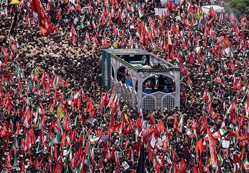 پیکر مطهر «آقای شهید ایران» در آغوش جمعیت گسترده عزاداران پیکر مطهر «آقای شهید ایران» در آغوش جمعیت گسترده عزاداران