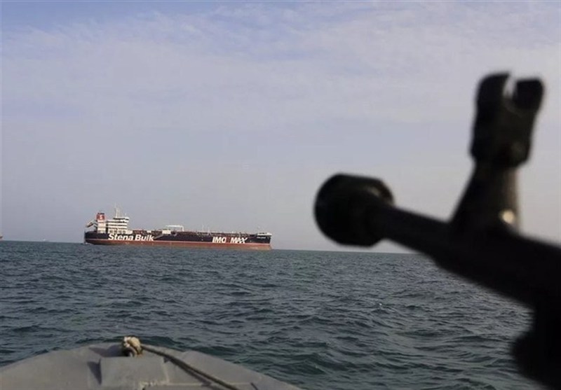دقایقی قبل ایران مانع از عبور یک کشتی متخلف از تنگه هرمز شد دقایقی قبل ایران مانع از عبور یک کشتی متخلف از تنگه هرمز شد