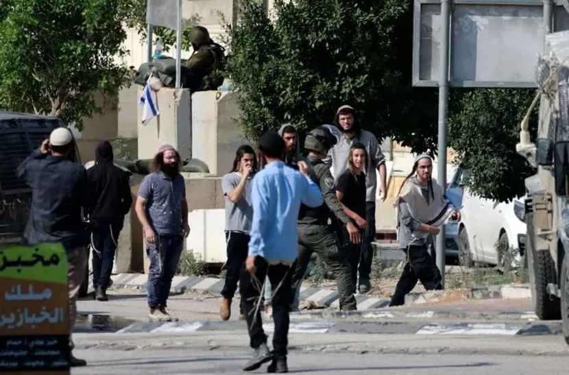 مقابله جوانان فلسطینی با حمله شهرک‌نشینان صهیونیست به نابلس