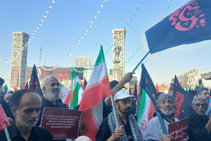 اقامه عزای اربعین در خیابان‌های پایتخت؛ جاماندگان به میدان آمدند